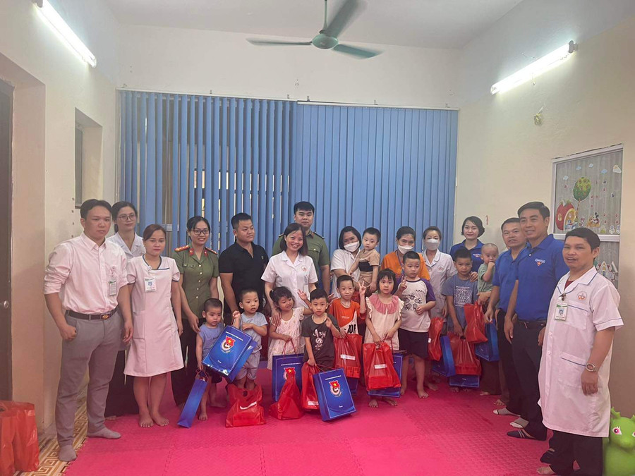 Nhiều phần quà ý nghĩa gửi tới gia đình bệnh nhi đang điều trị tại bệnh viện. Nhiều phần quà ý nghĩa gửi tới gia đình bệnh nhi đang điều trị tại bệnh viện.