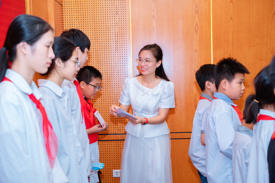Nhiều phần quà thiết thực được gửi tới các em học sinh huyện Việt Yên. Nhiều phần quà thiết thực được gửi tới các em học sinh huyện Việt Yên.