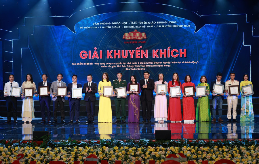 Ban tổ chức trao trao giải cho các tác giả, nhóm tác giả đoạt giải Khuyến khích. Ảnh: Hải Nguyễn.