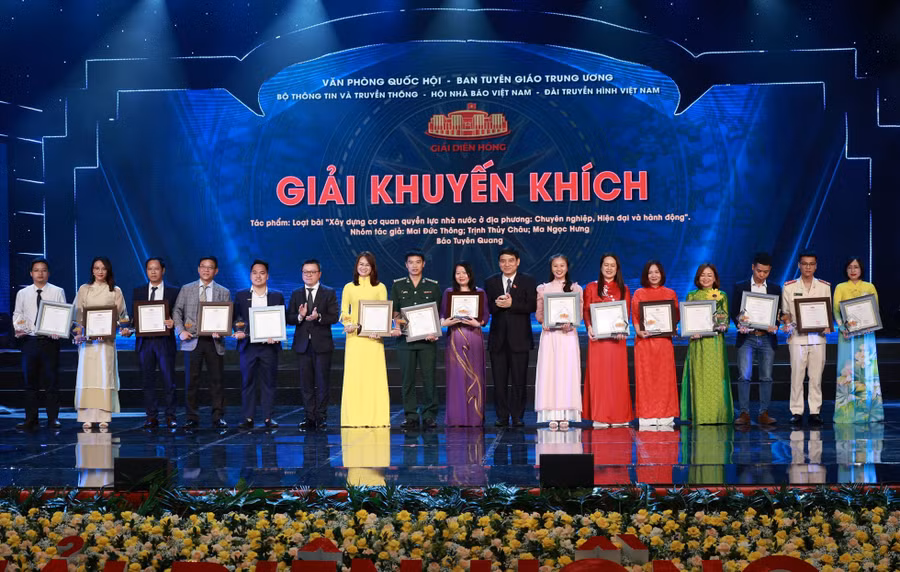 Ban tổ chức trao trao giải cho các tác giả, nhóm tác giả đoạt giải Khuyến khích. Ảnh: Hải Nguyễn.