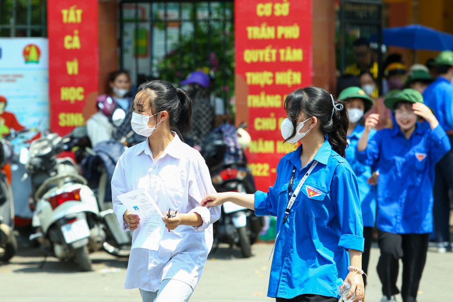 Thí sinh thành phố Bắc Giang tự tin bước vào môn thi tiếng Anh. Thí sinh thành phố Bắc Giang tự tin bước vào môn thi tiếng Anh.