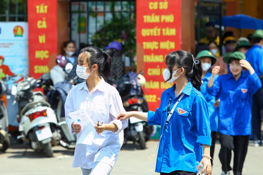 Thí sinh thành phố Bắc Giang tự tin bước vào môn thi tiếng Anh.