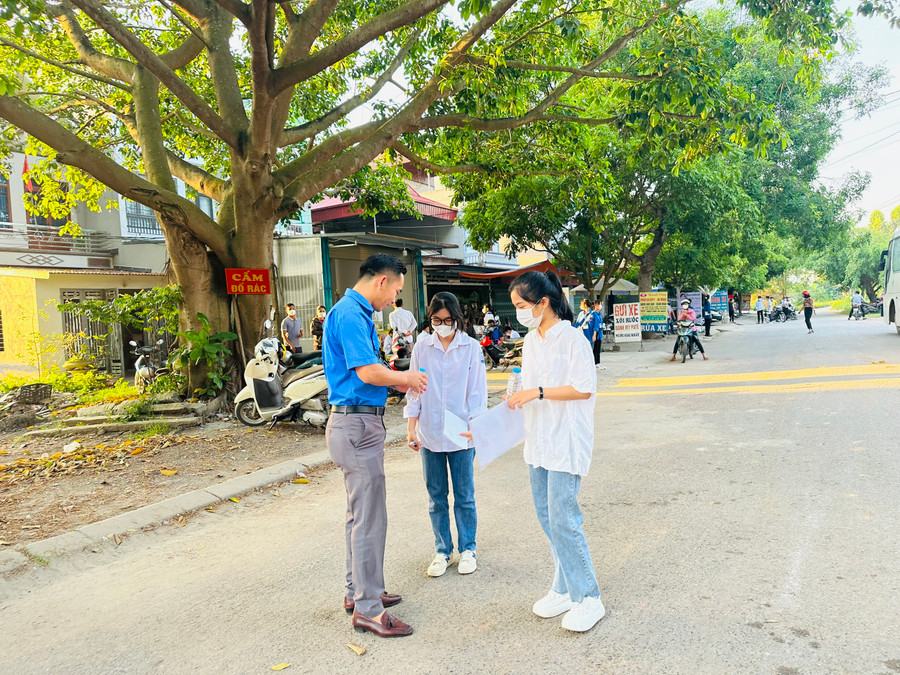 Đoàn Thanh niên huyện Lục Nam tặng nước uống và động viên thí sinh dự thi. Đoàn Thanh niên huyện Lục Nam tặng nước uống và động viên thí sinh dự thi.