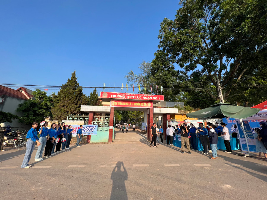 Tình nguyện viên túc trực hỗ trợ thí sinh dự thi tại trường THPT Lục Ngạn số 1. Tình nguyện viên túc trực hỗ trợ thí sinh dự thi tại trường THPT Lục Ngạn số 1.