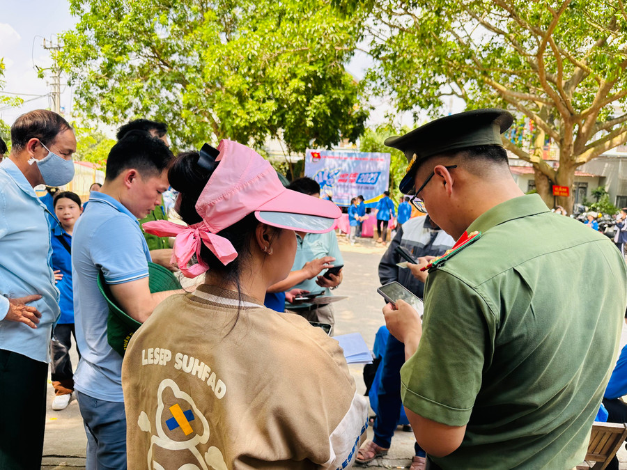 Hướng dẫn cho phụ huynh học sinh cài đặt và sử dụng VNeID tại cổng trường thi.