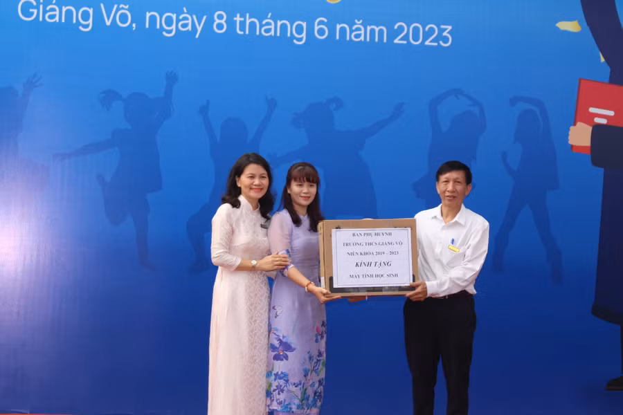 Ban đại diện cha mẹ học sinh tặng thiết bị học tập cho trường THCS Giảng Võ.