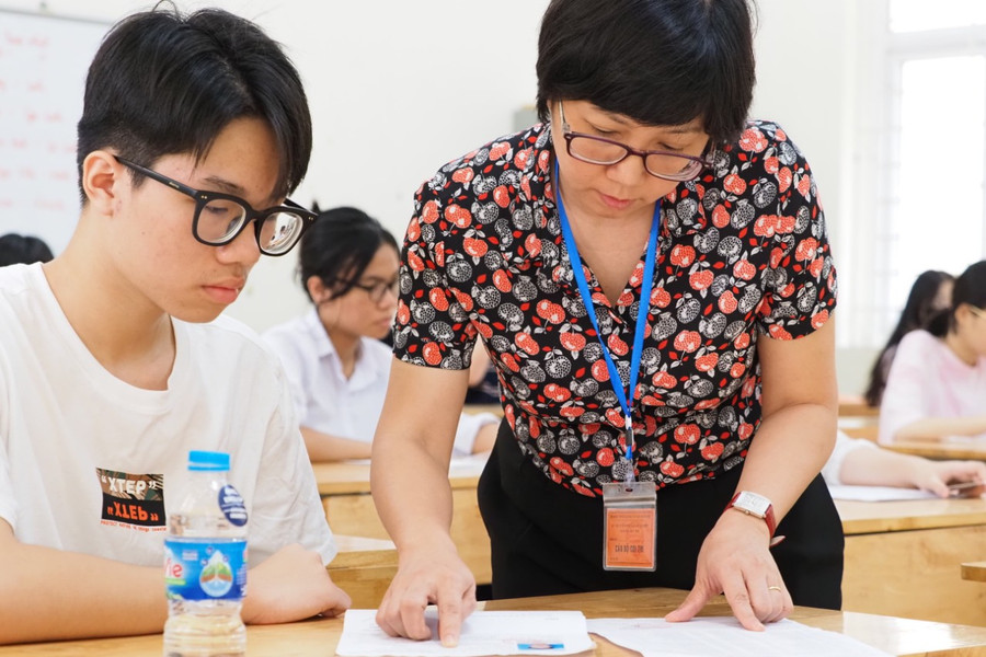 Thí sinh làm thủ tục đăng ký dự thi tại Hội đồng thi trường THPT Cầu Giấy sáng 9/6. Thí sinh làm thủ tục đăng ký dự thi tại Hội đồng thi trường THPT Cầu Giấy sáng 9/6.