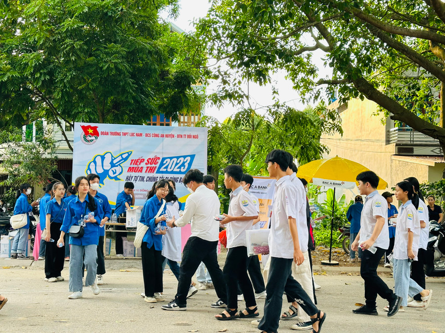Thanh niên tình nguyện có mặt sớm tại trường thi để chuẩn bị và tặng nước uống, bút viết cho thí sinh. Thanh niên tình nguyện có mặt sớm tại trường thi để chuẩn bị và tặng nước uống, bút viết cho thí sinh.
