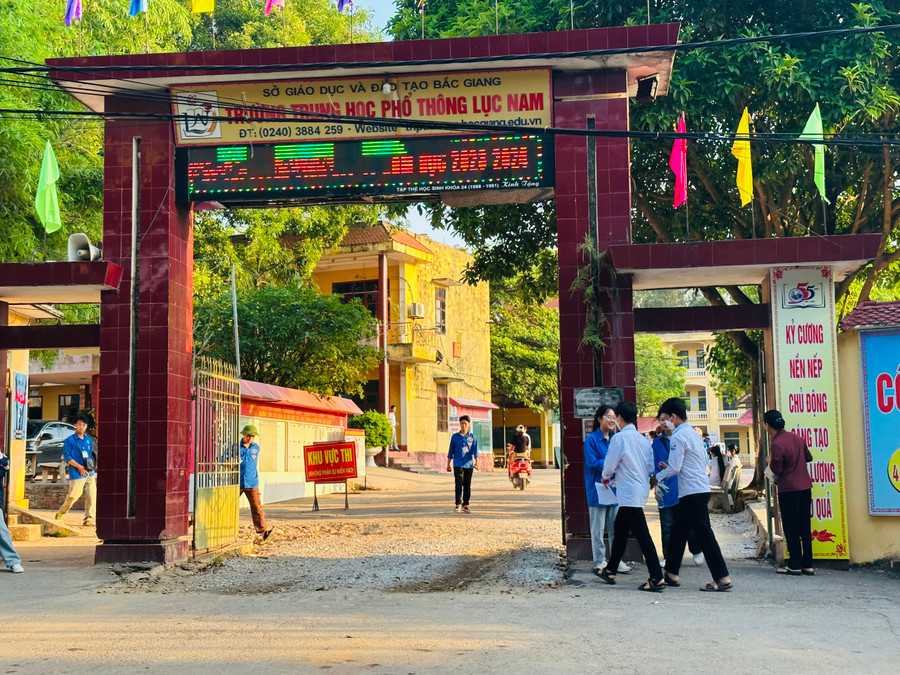 Tình nguyện viên có mặt tại cổng trường THPT Lục Nam có mặt sớm để hỗ trợ thí sinh dự thi. Tình nguyện viên có mặt tại cổng trường THPT Lục Nam có mặt sớm để hỗ trợ thí sinh dự thi.
