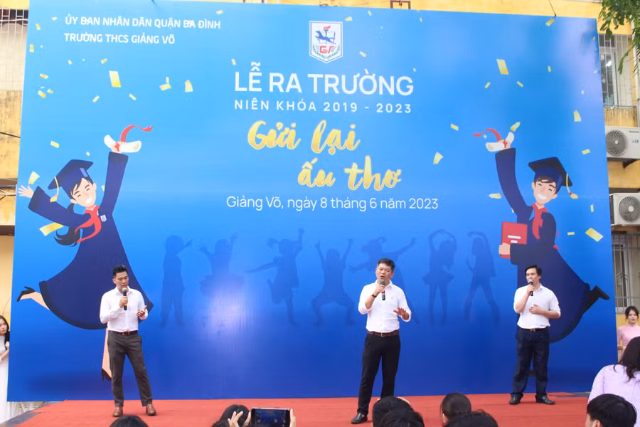 Phụ huynh học sinh hát tặng thầy cô giáo và học sinh khối 9 trong buổi lễ ra trường.