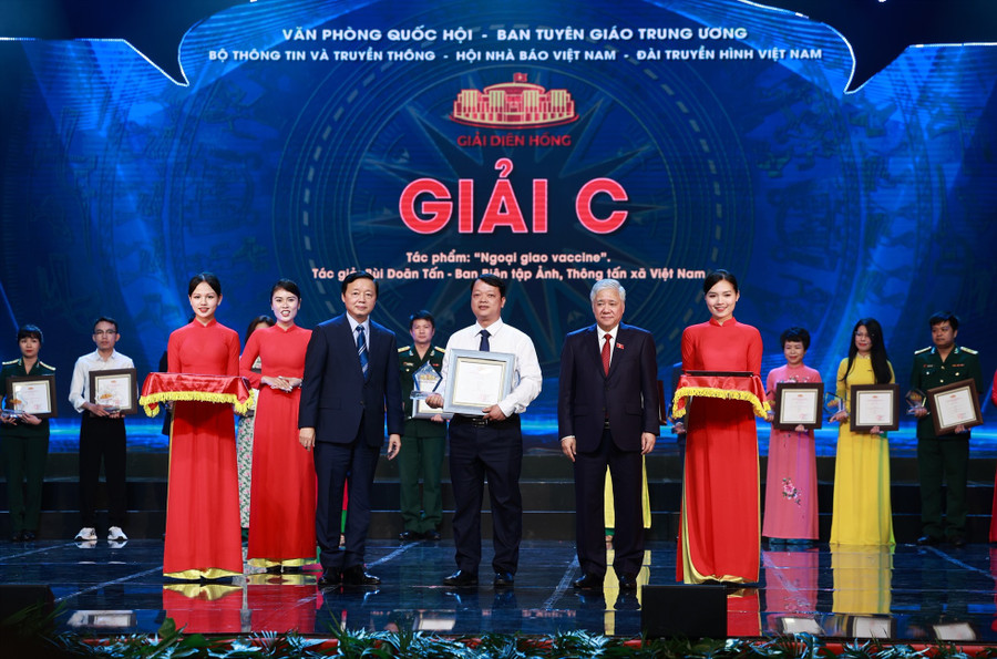 Chủ tịch Ủy ban Trung ương MTTQ Việt Nam Đỗ Văn Chiến và Phó Thủ tướng Trần Hồng Hà trao giải cho các tác giả, nhóm tác giả đoạt giải C. Ảnh: Hải Nguyễn.