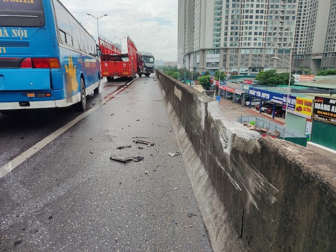 Hiện trường vụ tai nạn khiến mảng lan can vỡ vụn, rơi xuống đường Nguyễn Xiển. Hiện trường vụ tai nạn khiến mảng lan can vỡ vụn, rơi xuống đường Nguyễn Xiển.