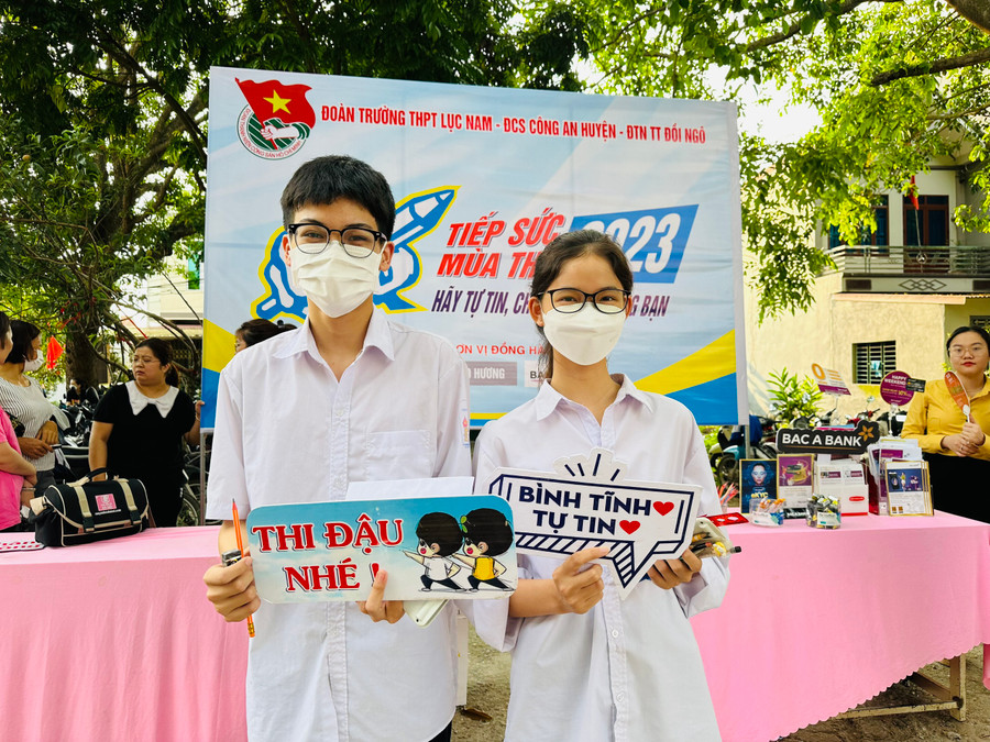 Thí sinh sẵn sàng cho bài thi cuối - môn Toán. Thí sinh sẵn sàng cho bài thi cuối - môn Toán.