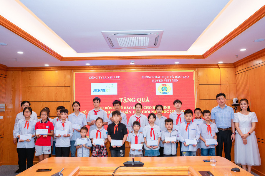 Đơn vị doanh nghiệp phối hợp với phòng GD&ĐT huyện Việt Yên trao quà, học bổng cho học sinh. Đơn vị doanh nghiệp phối hợp với phòng GD&ĐT huyện Việt Yên trao quà, học bổng cho học sinh.