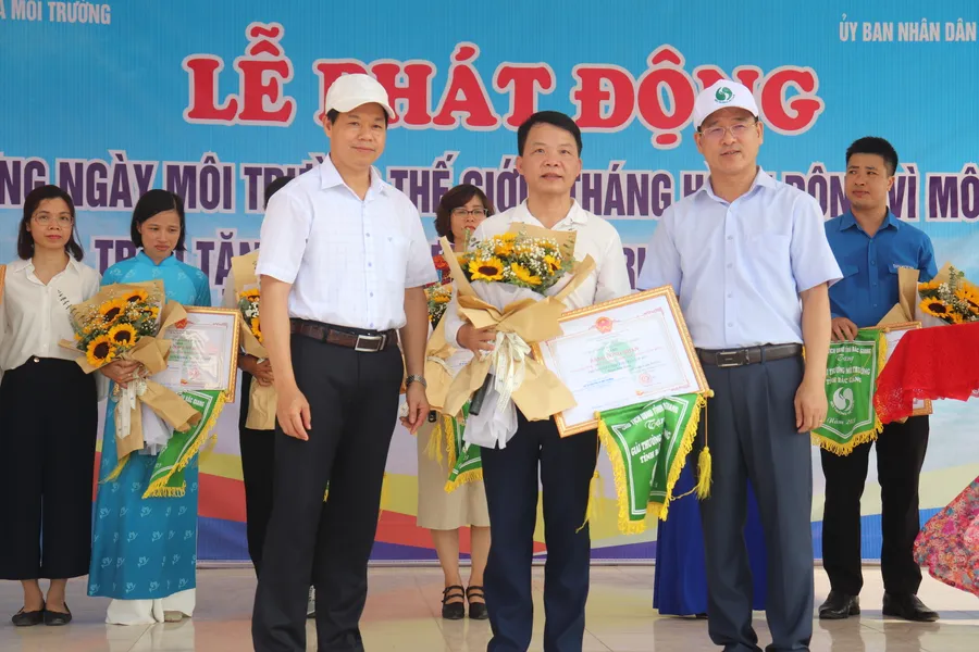 Sở TN&MT Bắc Giang trao giải thưởng về môi trường cho cá nhân và tập thể năm 2023.