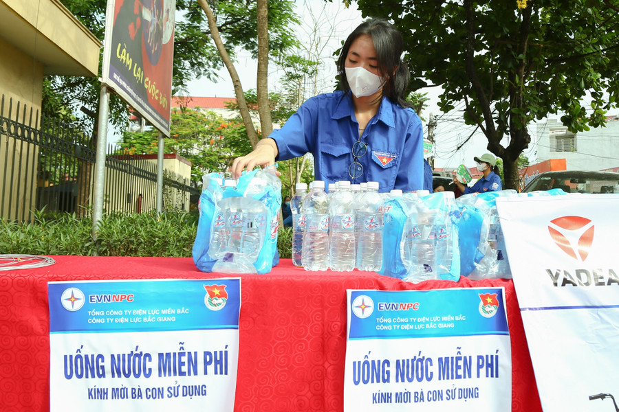 Tình nguyện viên sắp xếp nước uống hỗ trợ thí sinh dự thi tại trường THPT Lạng Giang số 2. Tình nguyện viên sắp xếp nước uống hỗ trợ thí sinh dự thi tại trường THPT Lạng Giang số 2.