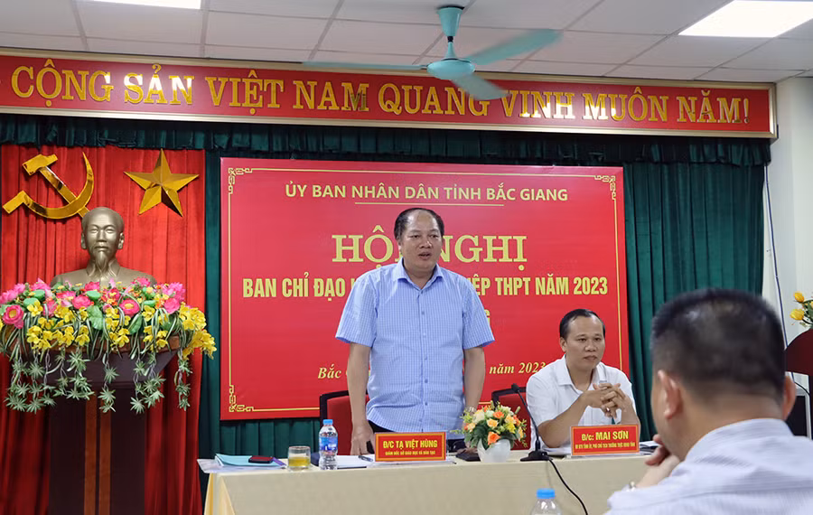 Ông Tạ Việt Hùng - Giám đốc Sở GD&amp;ĐT Bắc Giang phát biểu.