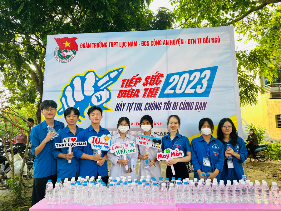 Đoàn thanh niên động viên thí sinh đạt kết quả cao tại kỳ thi. Đoàn thanh niên động viên thí sinh đạt kết quả cao tại kỳ thi.