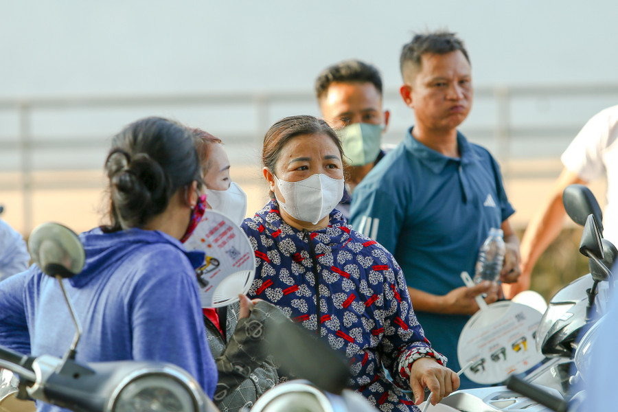 Phụ huynh ngóng con phía ngoài tại huyện Lạng Giang (Bắc Giang).