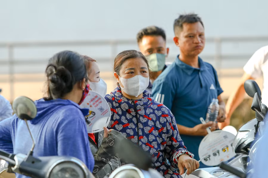 Phụ huynh ngóng con phía ngoài tại huyện Lạng Giang (Bắc Giang).