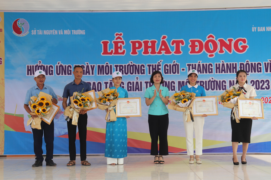 Bà Bùi Thị Hương Lan, Phó Chủ tịch UBND huyện Lạng Giang chúc mừng cá nhân, tập thể đạt giải thưởng về môi trường. Bà Bùi Thị Hương Lan, Phó Chủ tịch UBND huyện Lạng Giang chúc mừng cá nhân, tập thể đạt giải thưởng về môi trường.