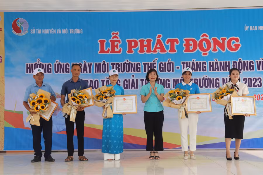 Bà Bùi Thị Hương Lan, Phó Chủ tịch UBND huyện Lạng Giang chúc mừng cá nhân, tập thể đạt giải thưởng về môi trường.