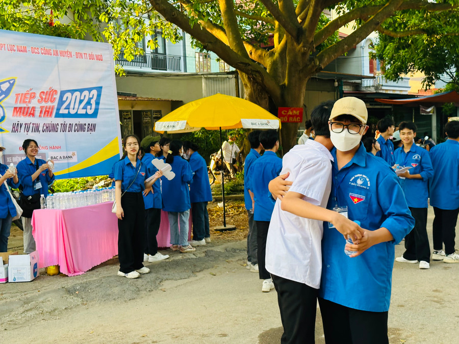 Ôm chặt động viên thí sinh trước giờ vào làm bài thi tại trường THPT Lục Nam. Ôm chặt động viên thí sinh trước giờ vào làm bài thi tại trường THPT Lục Nam.