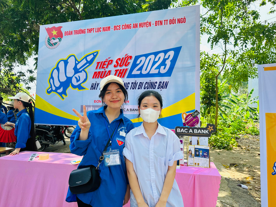 Em Phùng Thị Hường (áo trắng) - trường THCS Tam Dị số 2 hoàn thành tốt bài thi môn Ngữ văn. Em Phùng Thị Hường (áo trắng) - trường THCS Tam Dị số 2 hoàn thành tốt bài thi môn Ngữ văn.