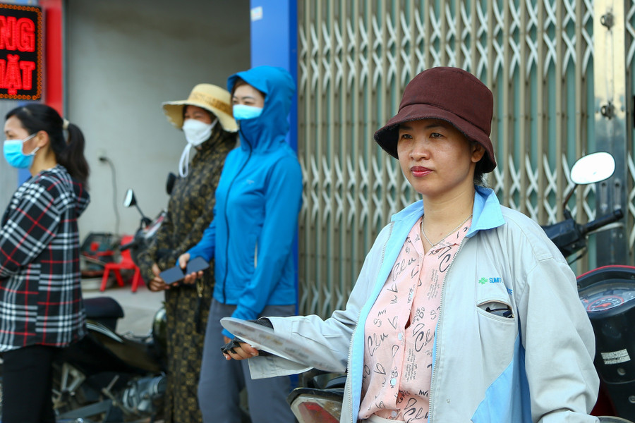 Chị Nga, phụ huynh một nam sinh thi vào lớp 10 tại Hội đồng thi trường THPT Lạng Giang số 2 bày tỏ những kỳ vọng về sự học của con. Chị Nga, phụ huynh một nam sinh thi vào lớp 10 tại Hội đồng thi trường THPT Lạng Giang số 2 bày tỏ những kỳ vọng về sự học của con.