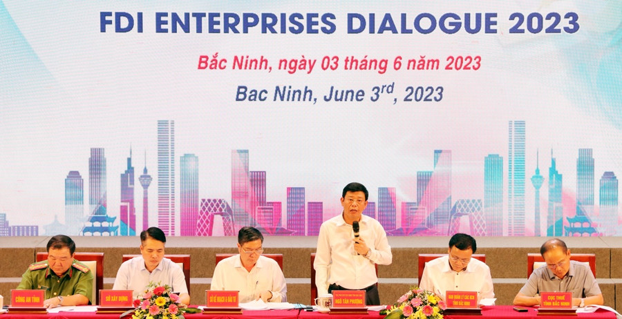 Đại diện lãnh đạo UBND tỉnh Bắc Ninh - Ngô Tân Phượng điều hành phiên đối thoại.