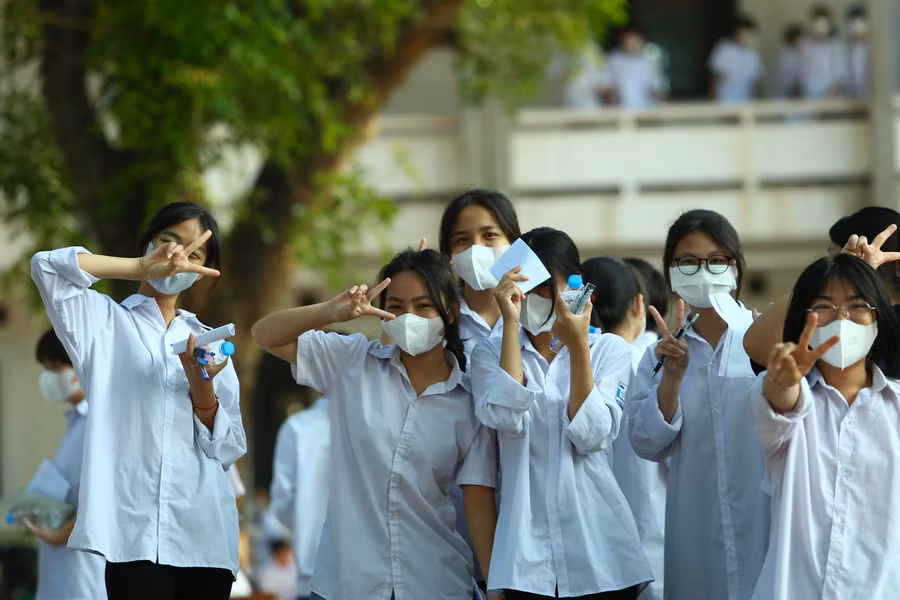 Thí sinh tự tin trước giờ thi tại trường THPT Lạng Giang số 1.