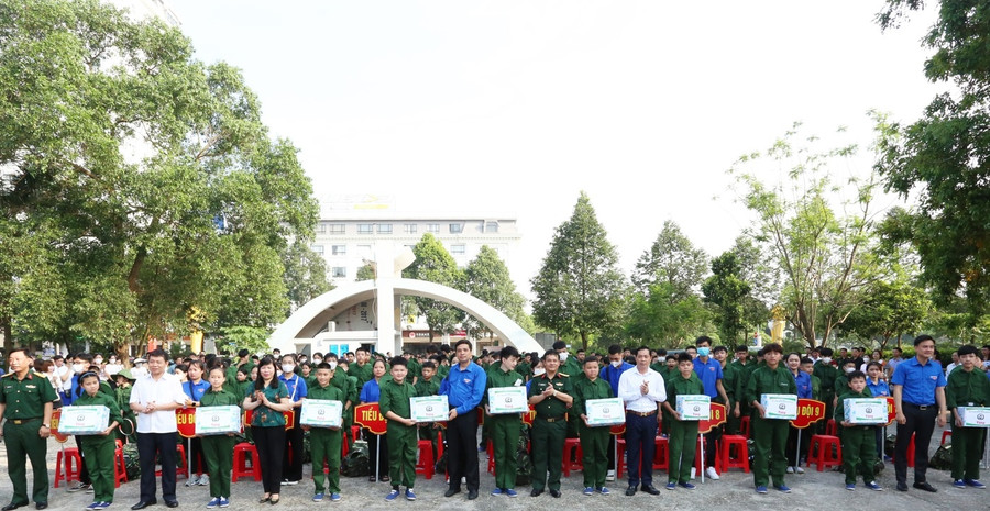 Các đại biểu tặng quà động viên các "chiến sĩ nhí" tham gia chương trình. Các đại biểu tặng quà động viên các "chiến sĩ nhí" tham gia chương trình.