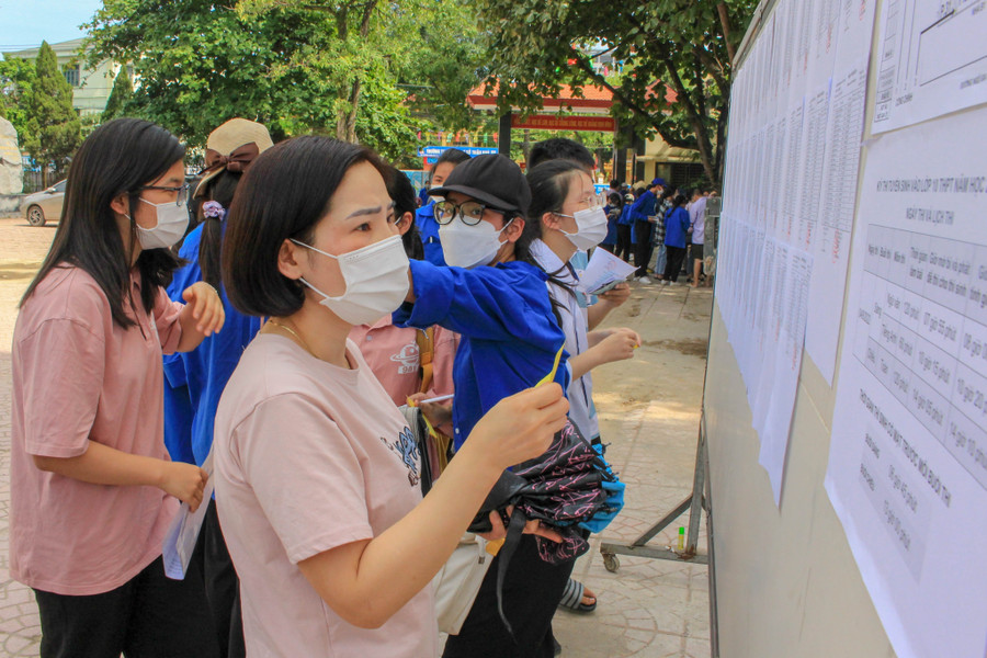 Phụ huynh, học sinh kiểm tra lại thông tin danh sách thí sinh dự thi vào lớp 10. (Ảnh minh họa)