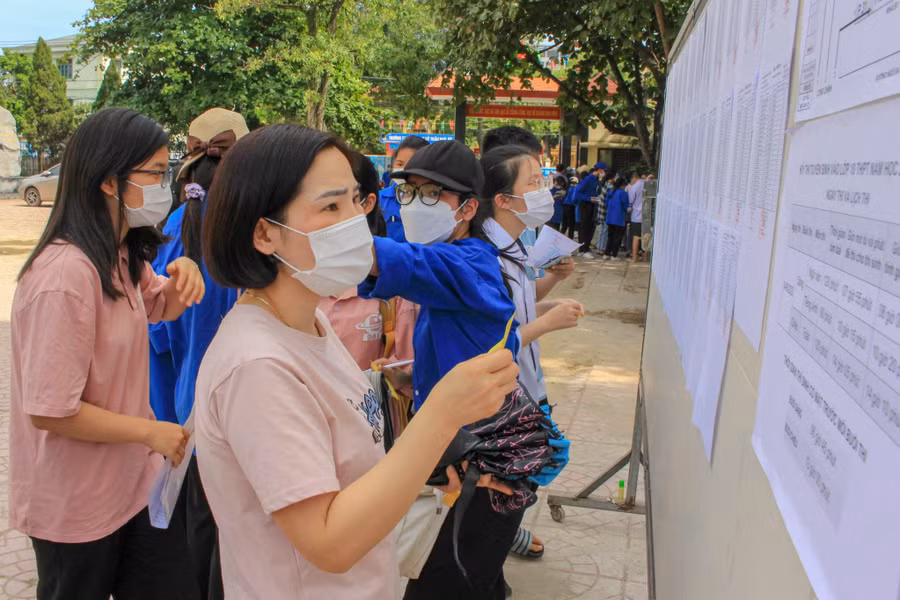 Phụ huynh, học sinh kiểm tra thông tin thi vào lớp 10 (ảnh TL)