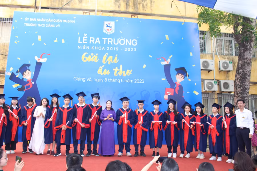 Ban Giám hiệu trường THCS Giảng Võ trao giấy chứng nhận tốt nghiệp tượng trưng cho đại diện 18 lớp 9 của nhà trường.