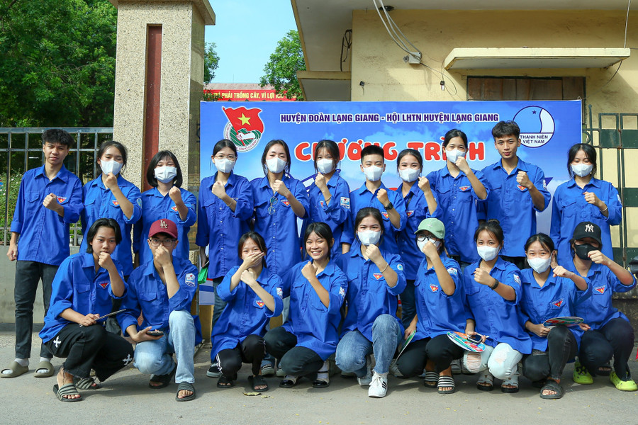 Hình ảnh thanh niên tình nguyện tại trường THPT Lạng Giang số 2. Hình ảnh thanh niên tình nguyện tại trường THPT Lạng Giang số 2.