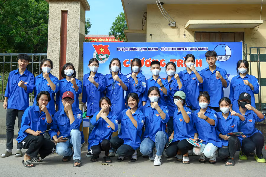 Hình ảnh thanh niên tình nguyện tại trường THPT Lạng Giang số 2.
