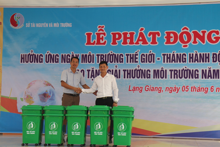 Đơn vị doanh nghiệp trao 10 thùng chứa rác, 60 lít chế phẩm xử lý rác thải cho Trường Mầm non Nghĩa Hòa. Đơn vị doanh nghiệp trao 10 thùng chứa rác, 60 lít chế phẩm xử lý rác thải cho Trường Mầm non Nghĩa Hòa.