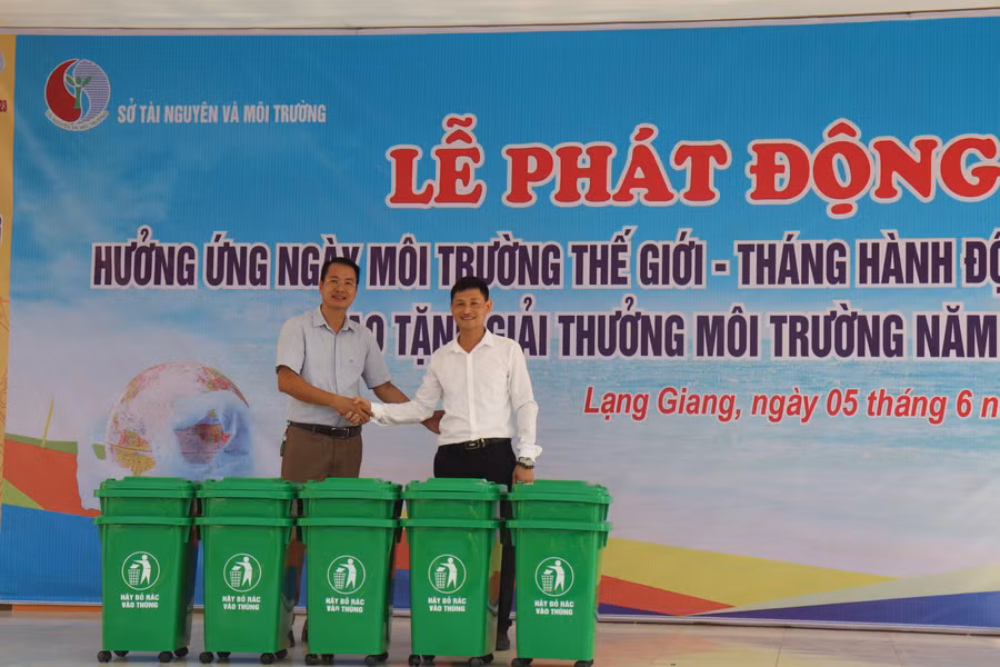 Đơn vị doanh nghiệp trao 10 thùng chứa rác, 60 lít chế phẩm xử lý rác thải cho Trường Mầm non Nghĩa Hòa.