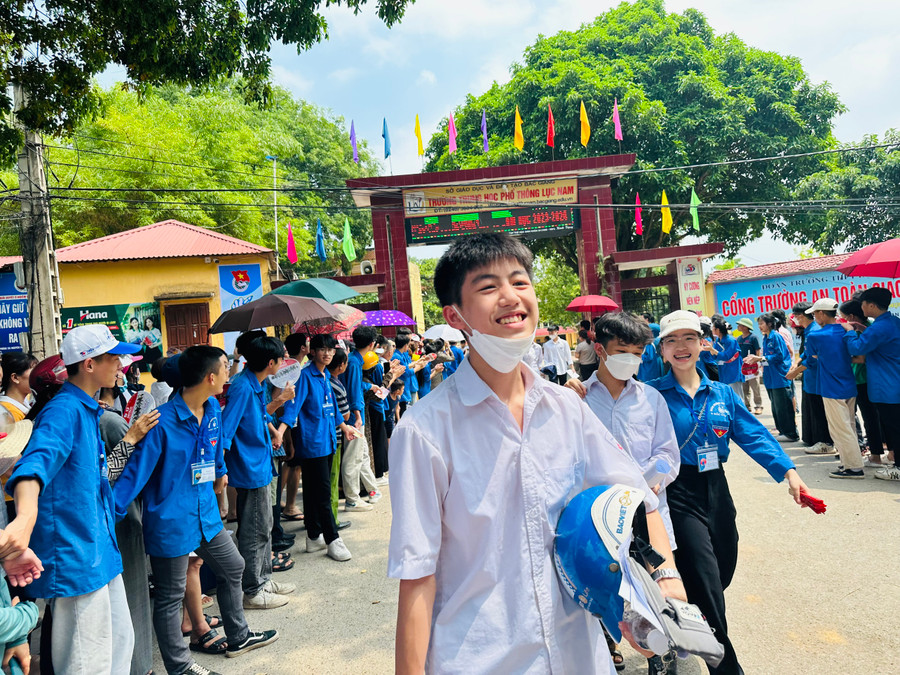 Thí sinh Bắc Giang phấn khởi với đề thi môn Ngữ văn.