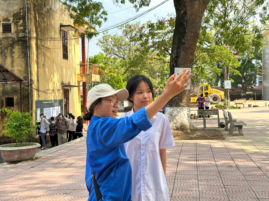 Thí sinh đến sớm kịp lưu lại hình ảnh thể hiện quyết tâm trong kỳ thi tại trường THPT Lục Nam sáng 3/6. Thí sinh đến sớm kịp lưu lại hình ảnh thể hiện quyết tâm trong kỳ thi tại trường THPT Lục Nam sáng 3/6.