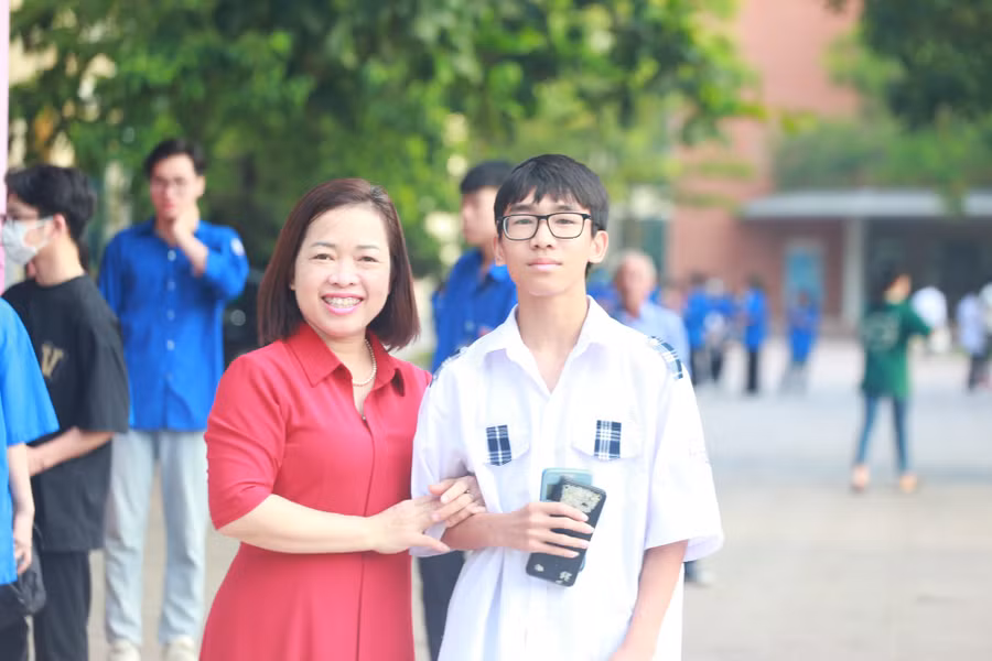 Cô Lê Thu Hà - GV trường THCS Hoàng Văn Thụ (TP Bắc Giang) động viên thí sinh trước giờ thi.