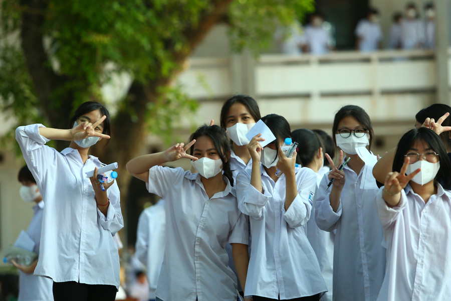 Hình ảnh thí sinh trường THPT Lạng Giang số 1 bày tỏ quyết tâm trước giờ thi. Hình ảnh thí sinh trường THPT Lạng Giang số 1 bày tỏ quyết tâm trước giờ thi.