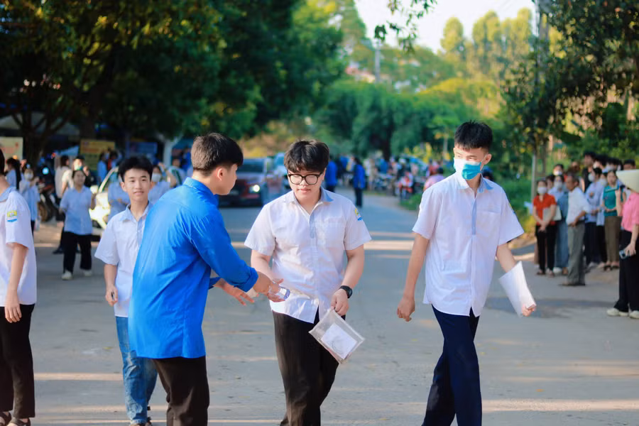 Thí sinh đến điểm thi sớm sẵn sàng môn tiếng Anh.