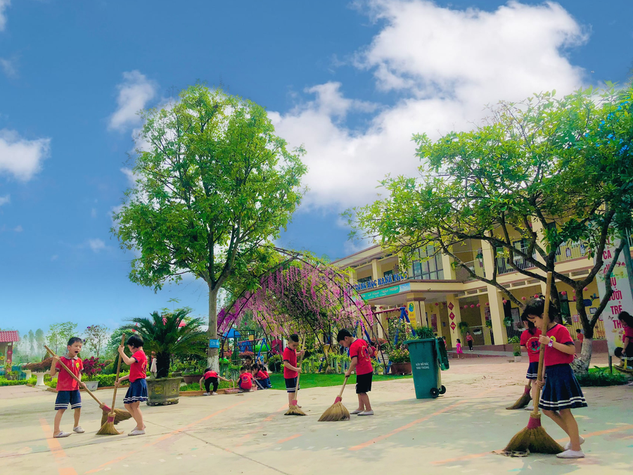 Trẻ trường Mầm non Hương Vĩ tham gia hoạt động vệ sinh môi trường. Trẻ trường Mầm non Hương Vĩ tham gia hoạt động vệ sinh môi trường.