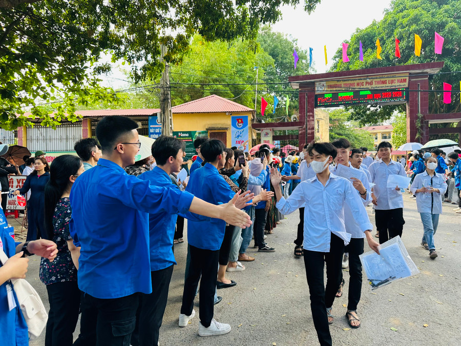 Thí sinh vui mừng sau khi kết thúc bài thi môn Toán, kỳ thi tuyển sinh vào lớp 10 THPT không chuyên năm học 2023 - 2024. Thí sinh vui mừng sau khi kết thúc bài thi môn Toán, kỳ thi tuyển sinh vào lớp 10 THPT không chuyên năm học 2023 - 2024.