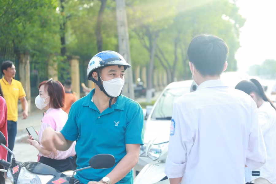 Ông Nguyễn Đình Phong đưa con đến điểm thi trường THPT Chuyên Bắc Giang rất sớm.