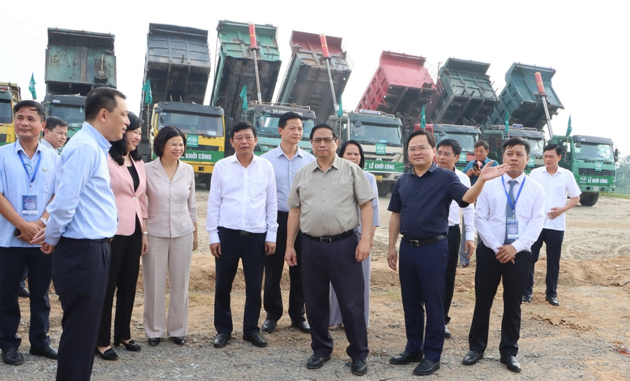 Thủ tướng Phạm Minh Chính cùng lãnh đạo tỉnh Bắc Ninh thăm công trường dự án.