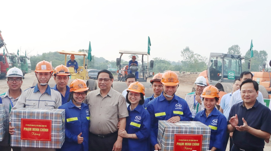 Thủ tướng Phạm Minh Chính và Bí thư Tỉnh ủy Bắc Ninh - Nguyễn Anh Tuấn tặng quà cho các đơn vị thi công.