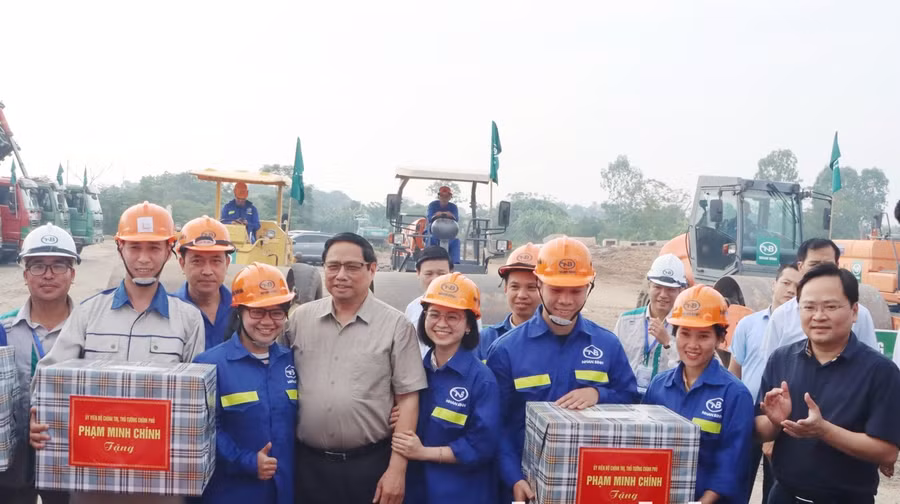 Thủ tướng Phạm Minh Chính và Bí thư Tỉnh ủy Bắc Ninh - Nguyễn Anh Tuấn tặng quà cho các đơn vị thi công.